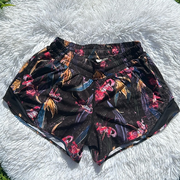 lululemon athletica Black Veiled Tropical Floral Hotty Hot Shorts Women’s Size 6 - Picture 1 of 14